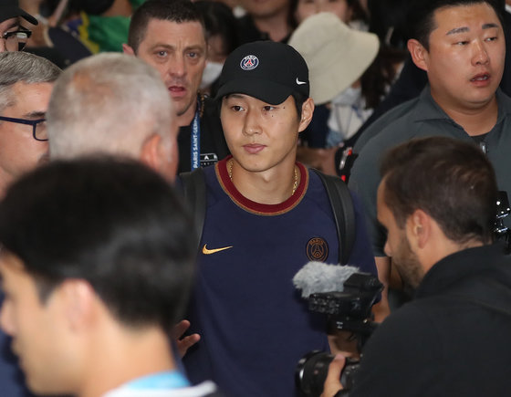 프리시즌 투어를 위해 방한한 파리 생제르맹(PSG) 이강인이 2일 오후 김해국제공항을 통해 입국하고 있다. 루이스 엔리케 감독을 비롯해 네이마르, 이강인, 마르퀴뇨스, 지안루이지 돈나룸마, 아슈라프 하키미 등 PSG 선수들은 쿠팡플레이 3차전을 통해 오는 3일 K리그1 전북 현대와 부산아시아드주경기장에서 맞붙는다. 2023.8.2 뉴스1