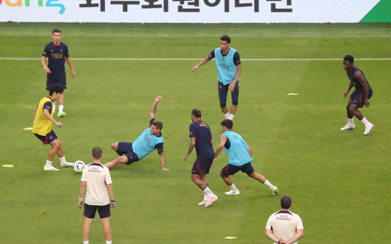 파리 생제르맹(PSG) 이강인, 네이마르를 비롯한 선수들이 2일 오후 부산 연제구 부산아시아드주경기장에서 K리그1 전북 현대와 쿠팡플레이 3차전을 앞두고 열린 오픈 트레이닝에서 훈련을 하고 있다. 2023.8.2 뉴스1