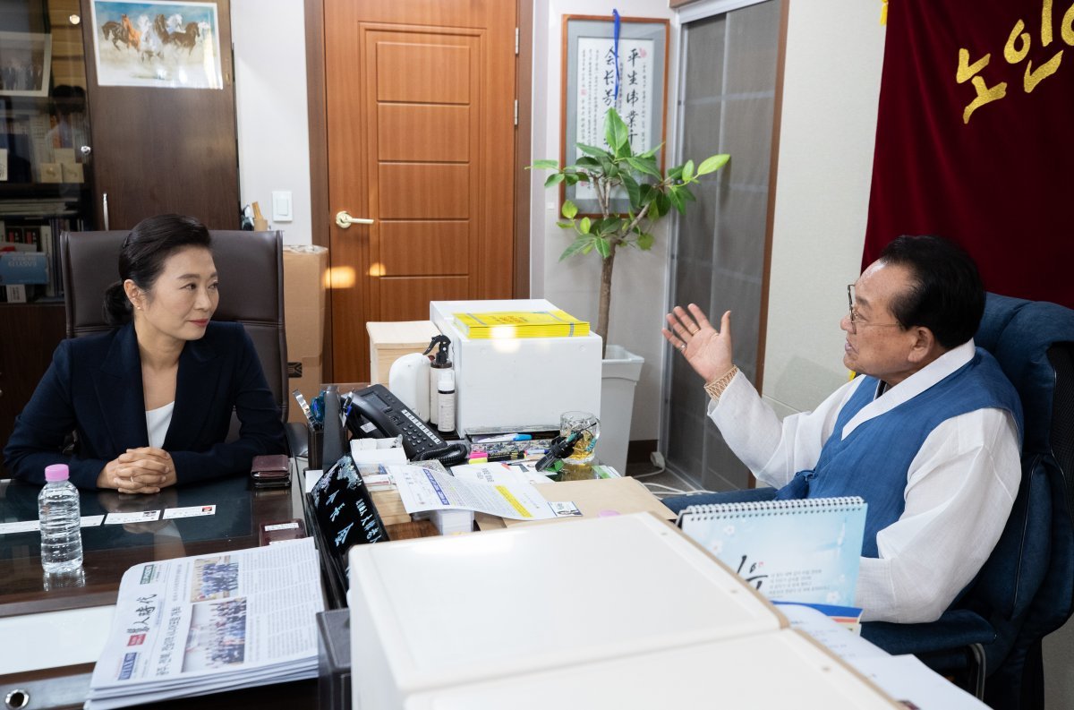 ‘노인 비하 논란’ 사과하는 양이원영 노인 비하 발언으로 논란을 일으킨 더불어민주당 양이원영 의원(왼쪽)이 2일 저녁 서울 용산구 대한노인회 사무실을 찾아 김호일 
대한노인회장에게 사과하고 있다. 박광온 원내대표도 3일 오전 대한노인회를 찾아 당 차원의 사과를 전할 예정이다. 뉴스1