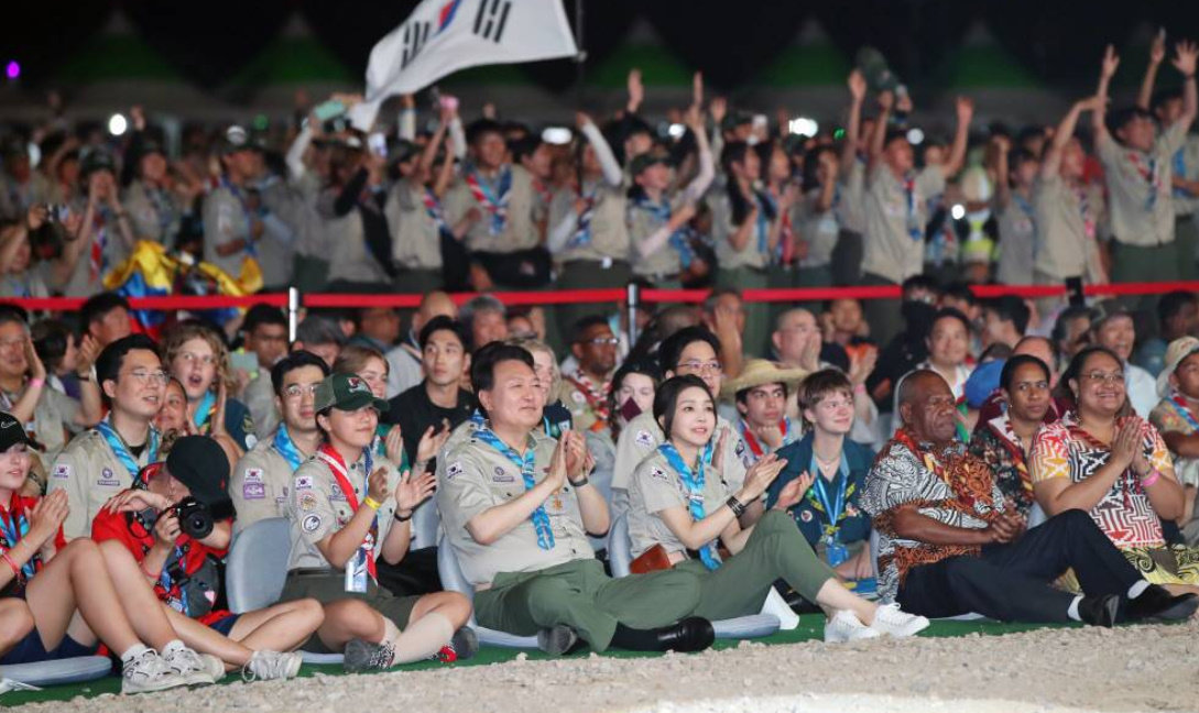 윤석열 대통령과 부인 김건희 여사가 2일 전북 부안군 새만금 일대에서 열린 2023 새만금 제25회 세계스카우트잼버리 개영식에서 대한민국 기수단 입장을 보며 박수치고 있다. 뉴시스