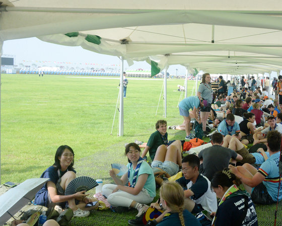 2023 새만금 세계스카우트 잼버리 개막일인 1일 전북 부안군 잼버리 대회장에서 대원들이 천막 아래에서 더위를 식히고 있다. ⓒ News1