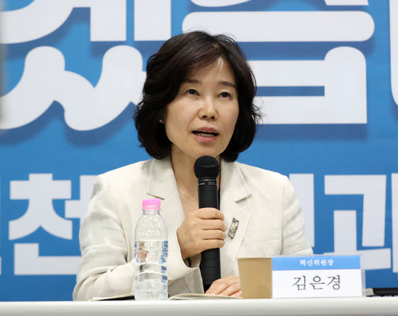 김은경 더불어민주당 혁신위원장이 1일 저녁 인천 남동구 더불어민주당 인천광역시당에서 인천시민과의 대화를 하고 있다. ⓒ News1