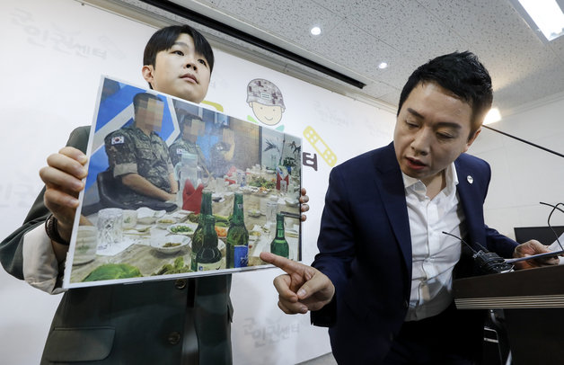 임태훈 군인권센터 소장이 지난달 26일 서울 마포구 군인권센터에서 육군9사단 백마회관 갑질 및 부조리와 관련한 기자회견을 하고 있다. 임 소장은 이날 기자회견에서 육군 제9사단 복지회관 ‘백마회관’에서 일어난 제9사단장과 이하 사단 지휘부의 갑질 사례를 발표하며 지휘부 처벌 및 백마회관 영업 중단을 촉구했다. ⓒ News1