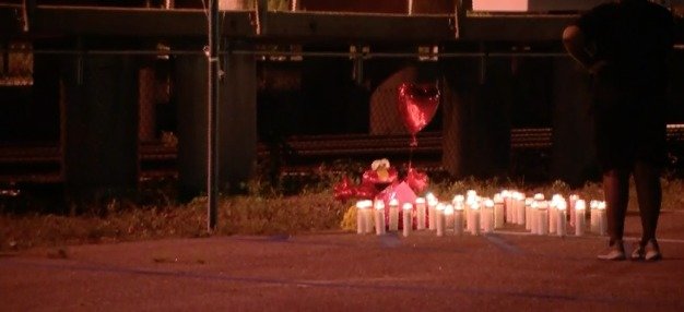 뉴욕주(州) 롱아일랜드 스미스타운에서 지난달 31일(현지시간) 차량에 갇혀 숨진 아이를 기리는 추도식이 열렸다.(뉴욕 뉴스12 갈무리)