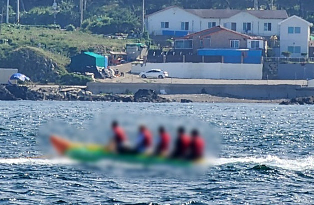 경북 포항해양경찰서는 안전모를 착용하지 않고 워터슬레이드(바나나보트)를 탄 이용객들에게 10만원의 과태료를 부과했다고 밝혔다.(포항해양경찰서제공)2023.8.3/뉴스1