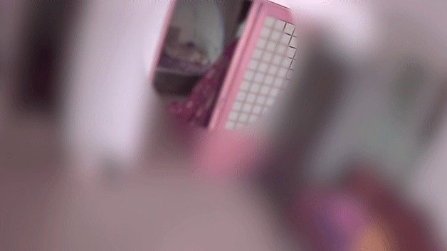 A씨가 피해자 집에서 현금을 찾는 모습.(서귀포경찰서 제공)