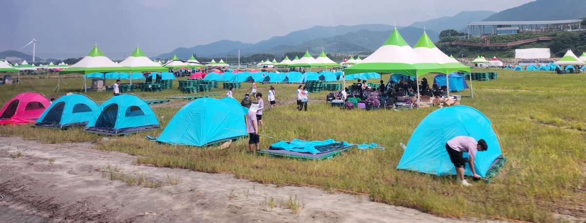 2023 새만금 세계스카우트 잼버리 개막일인 1일 전북 부안군 잼버리 대회장에서 대원들이 야영지로 이동하고 있다. 2023.8.1/뉴스1