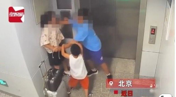 15세 청소년이 휴대폰을 빼앗았다는 이유로 엄마를 폭행하고 있다. 동생은 이를 말리고 있다. / 웨이보 갈무리