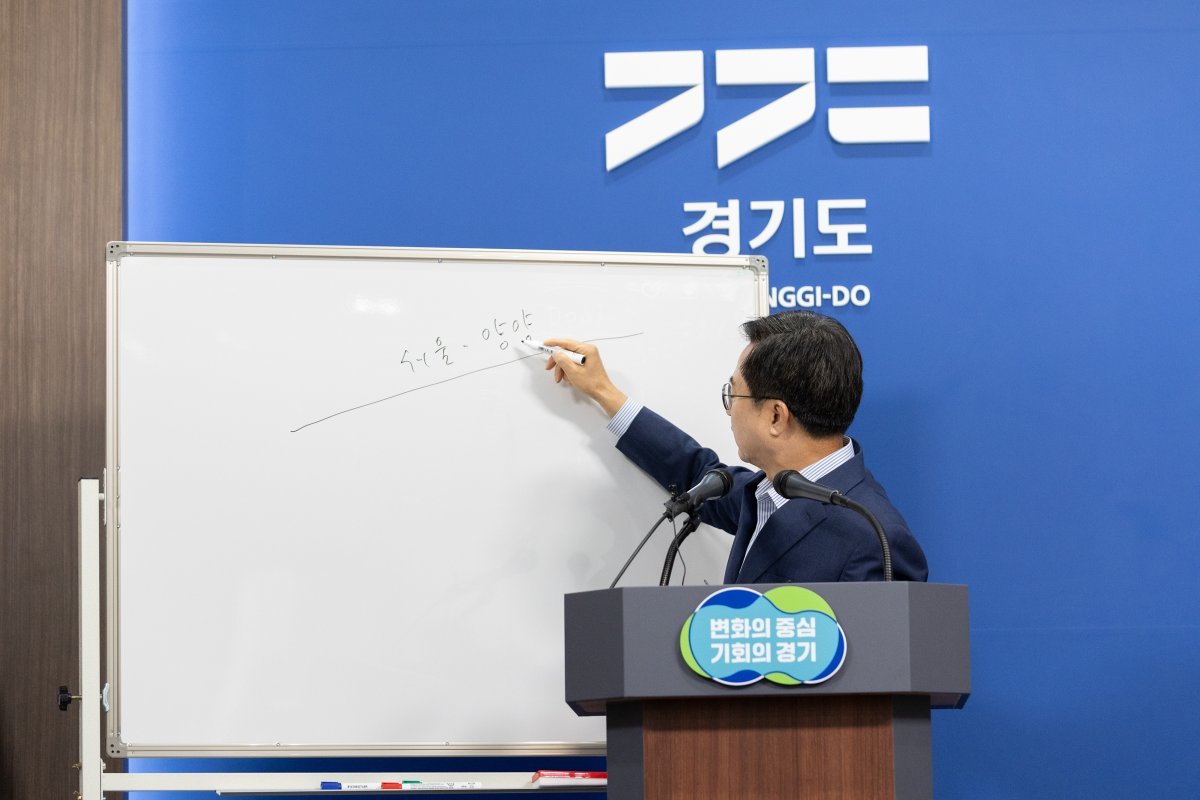 김동연 경기도지사가 3일 오전 경기도청 브리핑룸에서 서울-양평 고속도로 사업고 관련한 입장 발표를 하고 있다. 경기도 제공