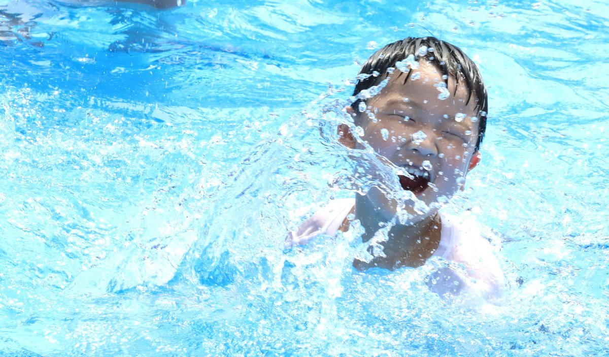 전국 대부분 지역에 폭염특보가 내려진 1일 오후 서울 중구 다산어린이공원에 설치된 우리동네 수영장을 찾은 어린이들이 물놀이를 하며 더위를 식히고 있다. 2023.8.1/뉴스1