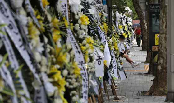 지난 7월25일 서울 서초구 서이초등학교를 찾은 시민들이 교내에서 극단 선택으로 숨진 교사를 추모하는 근조화환들이 줄이어 놓여있다. 뉴스1
