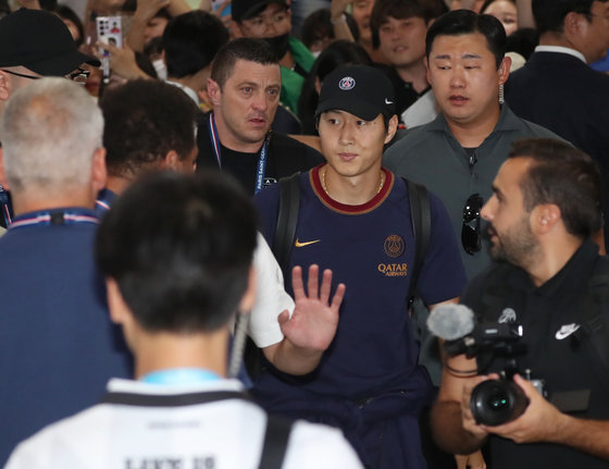 프리시즌 투어를 위해 방한한 파리 생제르맹(PSG) 이강인이 2일 오후 김해국제공항을 통해 입국하고 있다. 루이스 엔리케 감독을 비롯해 네이마르, 이강인, 마르퀴뇨스, 지안루이지 돈나룸마, 아슈라프 하키미 등 PSG 선수들은 쿠팡플레이 3차전을 통해 오는 3일 K리그1 전북 현대와 부산아시아드주경기장에서 맞붙는다. 2023.8.2/뉴스1