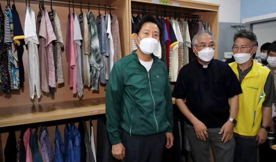 오세훈 서울시장이 1일 서울 중구 서울역 희망지원센터를 방문해 여름철 노숙인 대상 폭염 대비 상황을 점검하고 있다. 2023.8.1. 뉴스1