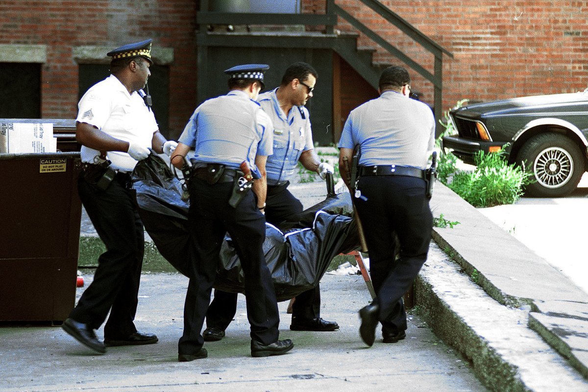 1995년 시카고 폭염 때 시신을 수습하는 경찰. 시카고 경찰(CPD) 홈페이지