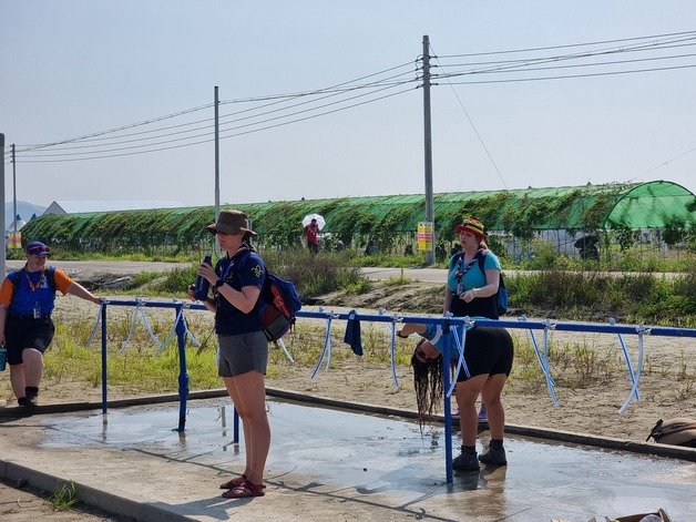 2023 새만금 세계스카우트 잼버리 대회에 참가한 대원들이 수돗가에서 더위를 식히고 있는 모습.2023.8.3/뉴스1