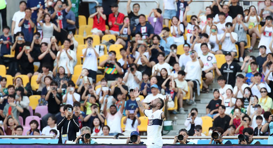 3일 부산시 연제구 부산아시아드주경기장에서 열린 쿠팡플레이 시리즈 3차전 전북 현대와 파리 생제르맹 FC의 경기 전반전에서 PSG 네이마르가 선제골을 넣은 뒤 세리머니를 하고 있다. 2023.8.3. 뉴스1