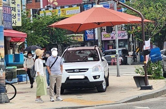 인도 위 불법주차 차량 / 출처=온라인 커뮤니티