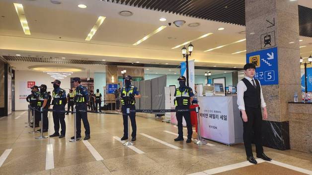 3일 오후 흉기난동 사건이 발생한 경기 성남시 서현역 인근 AK플라자 백화점이 경찰에 의해 통제되고 있다./뉴스1 최대호 기자