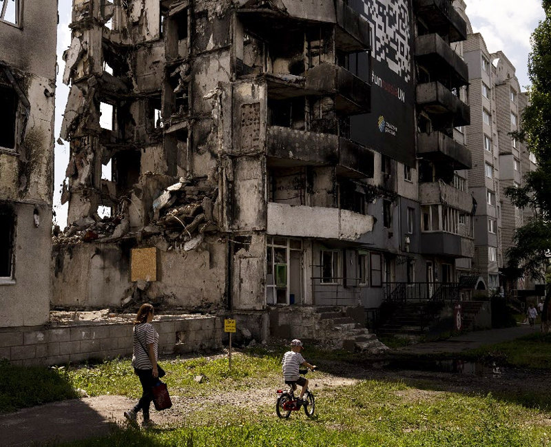 폐허 속 우크라 주민들 2일 우크라이나 수도 키이우 북쪽 보로댠카의 한 아파트가 러시아의 미사일 공격으로 크게 파손돼 있다. 보로댠카=AP 뉴시스