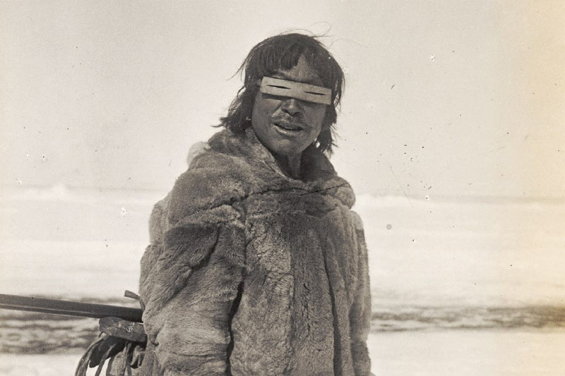 크누드 라스무센이 1920년대에 촬영한 눈가리개를 쓴 에스키모의 모습. 빛의 난반사를 막아 눈을 보호하는 이 가리개는 눈밭에서 장시간 활동할 때 필수품이었다. 강인욱 교수 제공