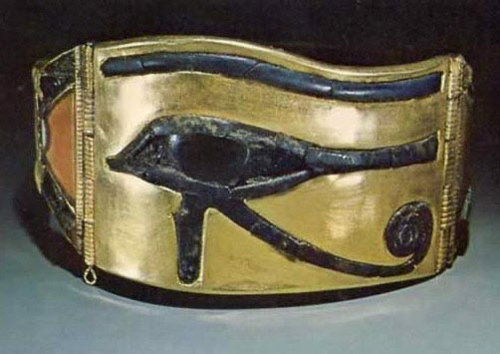 이집트 투탕카멘의 무덤에서 발견된 눈 모양이 들어간 황금 팔찌. 태양과 달을 상징하는 호루스의 눈은 숭배 대상이었다. 사진 출처 투어이집트 홈페이지