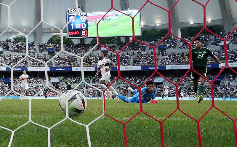 파리 생제르맹(PSG)의 네이마르(왼쪽에서 두 번째)가 3일 부산 아시아드주경기장에서 열린 전북과의 친선경기 후반 38분 2-0을
 만드는 자신의 두 번째 골을 터트렸다. 후반 23분 교체 투입된 이강인(왼쪽)이 가장 먼저 다가가 네이마르의 멀티 골을 
축하했다. PSG는 네이마르의 2골 1도움 활약을 앞세워 3-0으로 완승했다. 부산=뉴스1