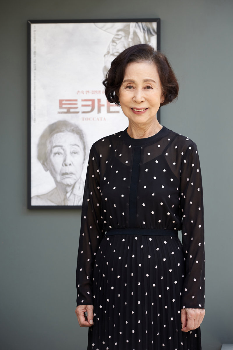 연기 인생 60주년을 기념하는 연극 ‘토카타’에 출연하는 배우 손숙 씨는 “단 한 번도 내 연기에 만족한 적 없다. 늘 부족하지만 정상을 향해 끊임없이 나아갈 것이고 그 과정을 즐기겠다”고 말했다. 신시컴퍼니 제공