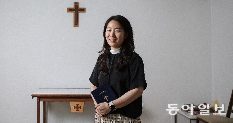 대한성공회 한주희 신부는 “여성 성직자에 대한 선입견 중 상당 부분이 만나보지 못해 벌어지는 오해”라며 “여성 성직자가 늘면 이런 인식도 바뀔 거라 믿는다”고 했다. 송은석 기자 silverstone@donga.com