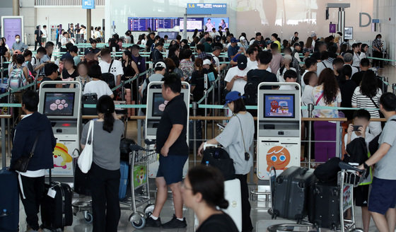 인천국제공항 출국장에서 해외로 떠나는 이용객들이 탑승수속을 밟고 있다. 뉴스1