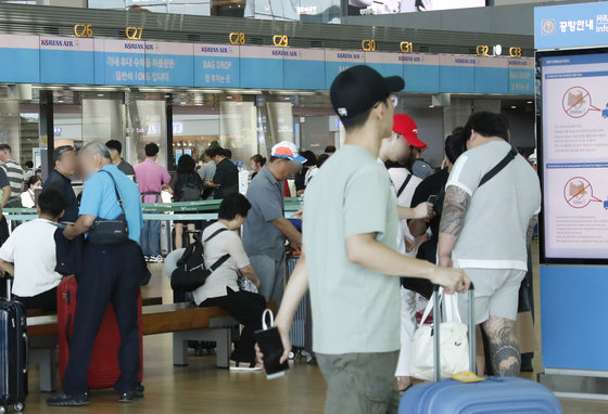 인천국제공항을 통해 해외로 떠나는 여행객들이 출국장에서 이동하고 있다. 뉴스1