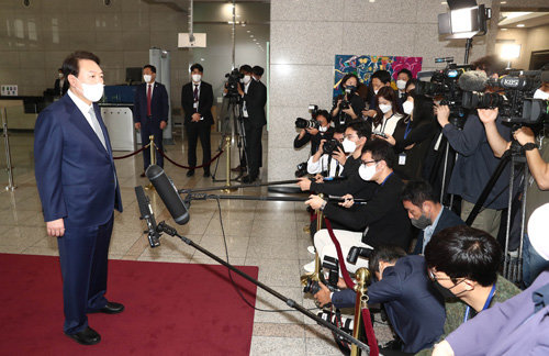 윤석열 대통령이 지난해 10월 서울 용산 대통령실 청사에서 기자들과 출근길 약식 질의응답을 진행하고 있다. 대통령실사진기자단