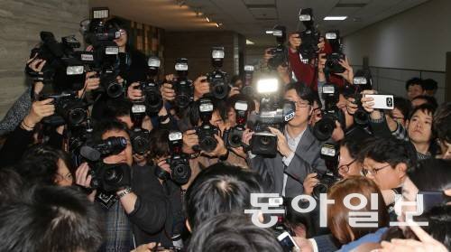 한국 언론에서는 이슈가 터졌을 때 다수의 언론이 동시에 한 가지 사안에 집중하는 모습을 보인다. 동아일보 DB