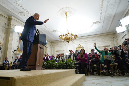 미국 중간선거 다음 날인 지난해 11월 조 바이든 대통령이 워싱턴 백악관에서 기자회견을 마친 뒤 단상을 내려오기 전 손을 흔들며 인사하고 있다. 워싱턴=AP 뉴시스