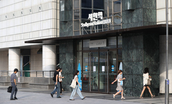 4일 오전 묻지마 흉기 난동 사건이 발생한 경기 성남시 분당구 서현역에서 시민들이 출근길 발걸음을 옮기고 있다.2023.8.4. 뉴스1