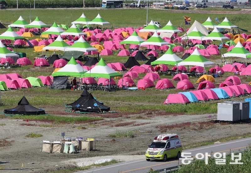 ‘2023 새만금 제25회 세계스카우트잼버리’가 열리는 전북 부안군 야영장 일대 도로에 지난 3일 오후 119구급차가 지나가고 있다. 부안=박형기 기자 oneshot@donga.com