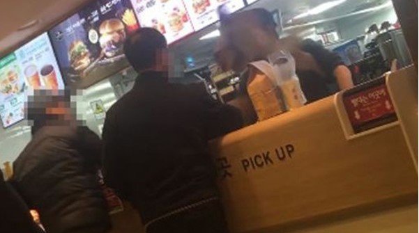 서울의 한 패스트푸드 매장에서 중년 남성 손님이 주문한 음식이 늦게 나왔다고 화를 내며 점원에게 음식을 던져 문제가 됐다. 유튜브 화면 캡처