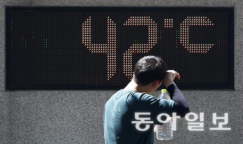 2018년 8월 서울 한 거리에 설치된 온도계가 42도를 나타내고 있다. 동아일보DB