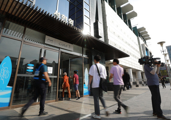 4일 오전 묻지마 흉기 난동 사건이 발생한 경기 성남시 분당구 서현역에서 시민들이 출근길 발걸음을 옮기고 있다.  2023.8.4 뉴스1