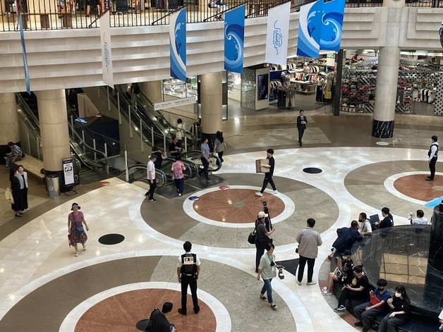 4일 오전 묻지마 흉기 난동 사건이 발생한 경기 성남시 분당구 서현역 AK 플라자 광장의 모습. 뉴스1