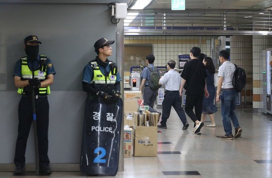 4일 오전 묻지마 흉기 난동 사건이 발생한 경기 성남시 분당구 서현역에 경찰 병력이 배치돼 있다. 2023.8.4 뉴스1