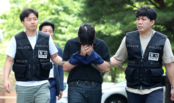 어머니를 흉기로 찔러 살해한(존속살해 혐의) 대학생 이모씨가 4일 오전 서울 양천구 남부지방법원에서 열린 구속 전 피의자 심문(영장실질심사)에 출석하고 있다.  2023.8.4/뉴스1