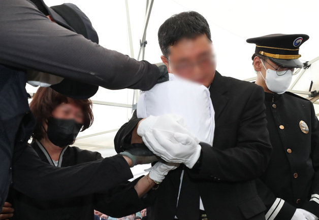 지난달 22일 국립대전현충원에서 엄수된 고(故) 채수근 해병대 상병 안장식 중 채 상병 부모가 아들의 유골함을 안고 있다. 2023.7.22/뉴스1