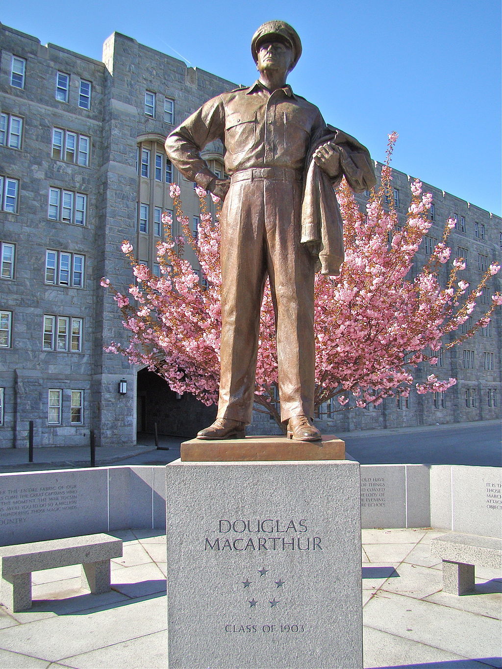 미국 뉴욕주의 육군사관학교 ‘웨스트 포인트’ 교정의 맥아더 장군 동상.   출처 영문위키