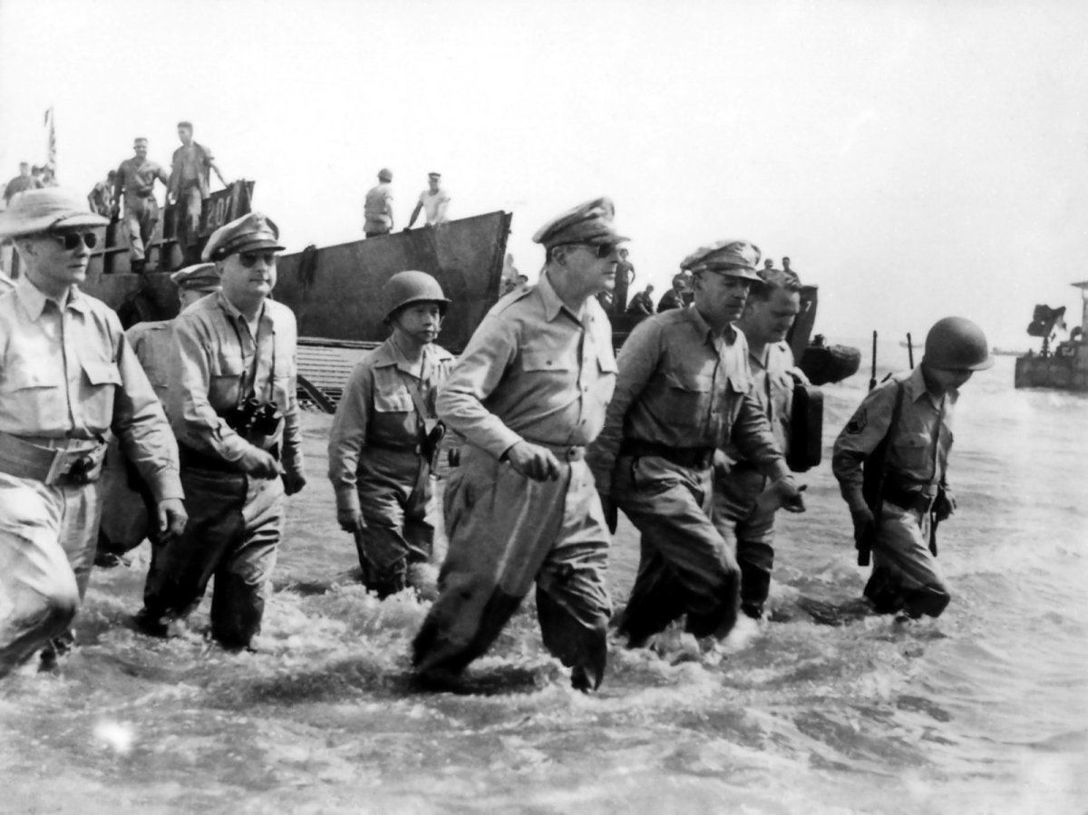 1944년 10월 20일 필리핀 레이테섬 팔로 해변에 상륙하는 맥아더. 태평양 전쟁과 일본 점령군사령관, 한국 전쟁의 유엔군 사령관 등을 거쳐 해임이후 미국으로 돌아간 것은 14년 만이었다.