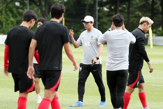 황선홍 항저우 아시안게임 축구대표팀 감독이 25일 오후 경기도 파주 축구국가대표트레이닝센터(NFC)에서 훈련을 지도하고 있다. 2023.7.25/뉴스1