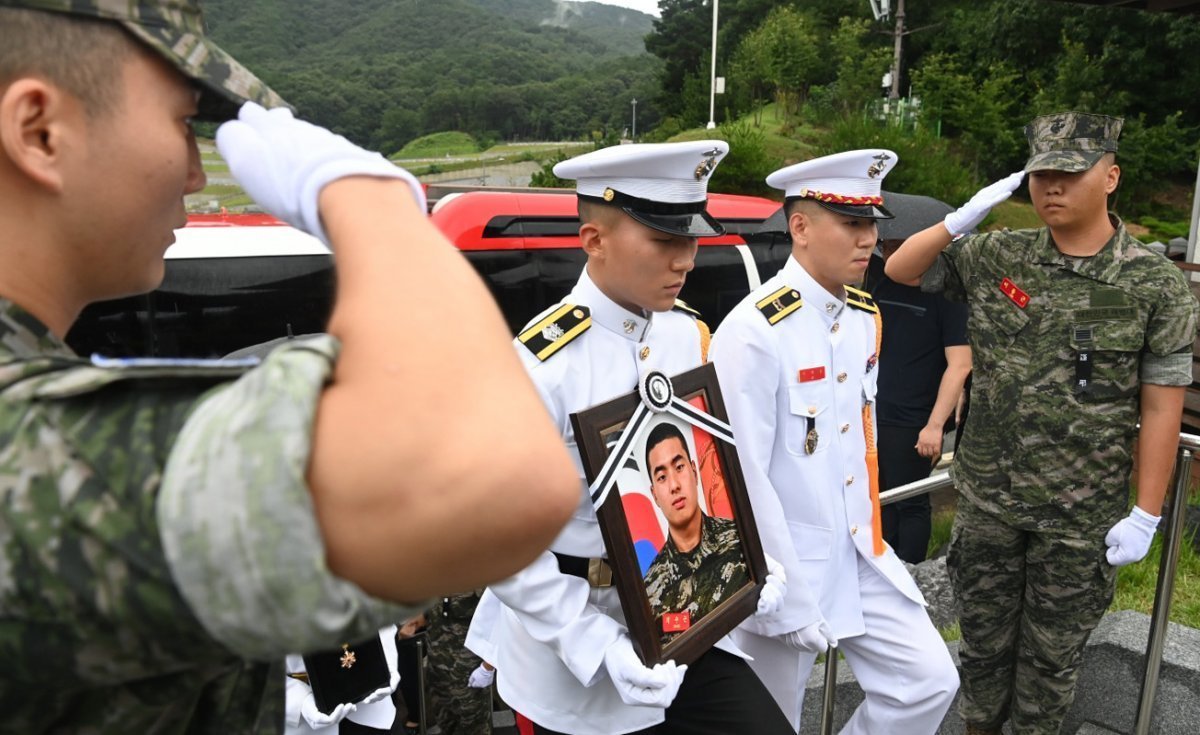 고(故) 채수근 해병대 1사단 포병대대 상병의 안장식이 22일 오후 대전 유성구 국립대전현충원 장병 4묘역에서 거행되고 있다. 뉴스1