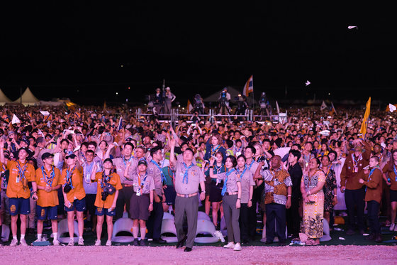 전북 부안군 새만금 일원에서 열린 ‘2023 새만금 제25회 세계스카우트 잼버리’ 개영식에서 참가자들이 종이비행기 날리기 퍼포먼스를 하고 있다. (대통령실 제공) 2023.8.3