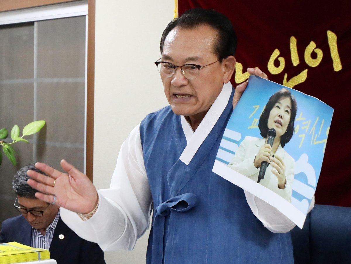 김호일 대한노인회장이 3일 서울 용산구 대한노인회 중앙회에서 노인 비하 발언 논란으로 사과 방문한 김은경 더불어민주당 혁신위원장에게 사과를 받고 면담을 하는 중 김 위원장의 사진을 손으로 때리며 분노를 표현하고 있다. 2023.8.3/뉴스1