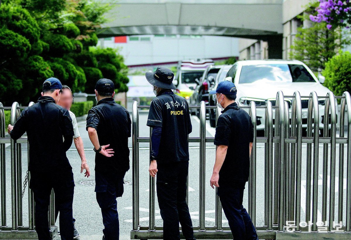 4일 오전 대전 대덕구의 한 고등학교에 20대 남성이 무단침입해 40대 남성 교사를 흉기로 찌르고 도주했다 붙잡힌 가운데 경찰 
과학수사대가 사고 현장을 조사하러 들어가고 있다. 대전=송은석 기자 silverstone@donga.com