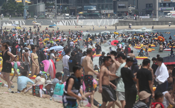 지난달 30일 오후 부산 해운대구 해운대해수욕장을 찾은 피서객들이 물놀이를 즐기며 더위를 식히고 있다. 2023.7.30/뉴스1